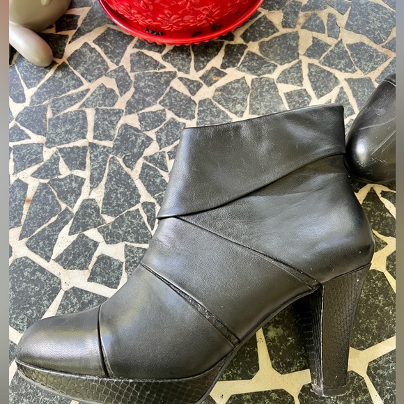 Umbarto Ruffini Vera black ankle boots. Size 40 or 9. Black leather upper. - Picture 8 of 11